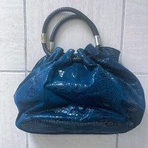Faux snakeskin handbag - Missing crossbody handle. Lined. Zipper closure inside.